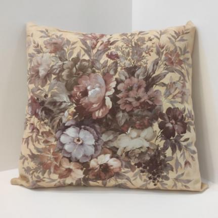 Декоративная подушка – безусловный атрибут комфортного отдыха и почти универсальный элемент дизайна ... Подушки