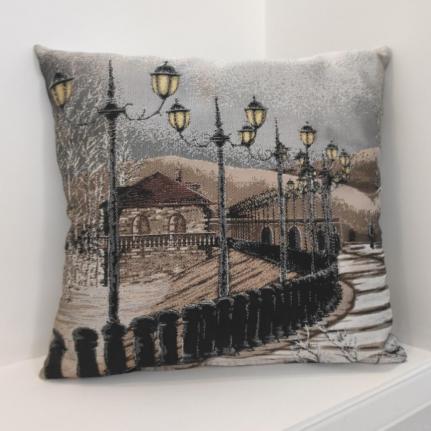 Декоративная гобеленовая подушка «Retro», выполненная в сдержанных тонах, — отличный аксессуар для ... Подушки